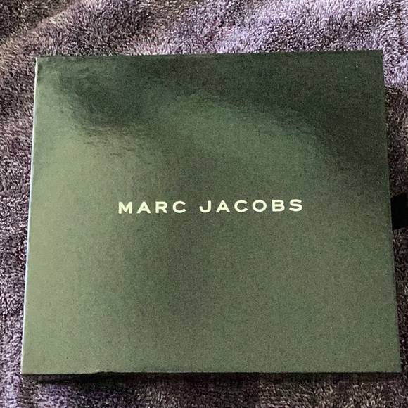 Marc Jacobs effortlessly irresistible 5 piece beauty collection - Picture 5 of 6